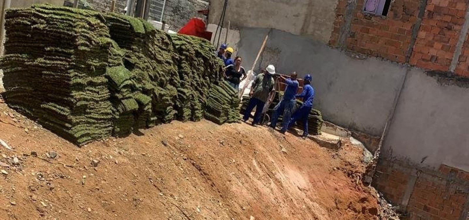 Após reclamações, Conder diz que vai reavaliar uso de grama em encosta no bairro de Narandiba