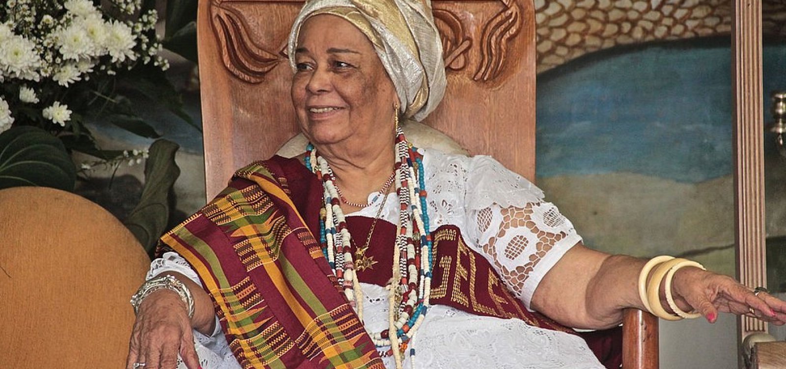 Ialorixá do Terreiro do Gantois, Mãe Carmem é vacinada contra a Covid-19