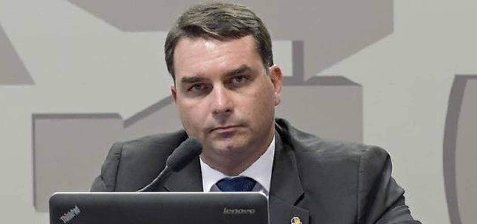 Tese da defesa de Flávio Bolsonaro no caso das 'rachadinhas' é enfraquecida pela Justiça