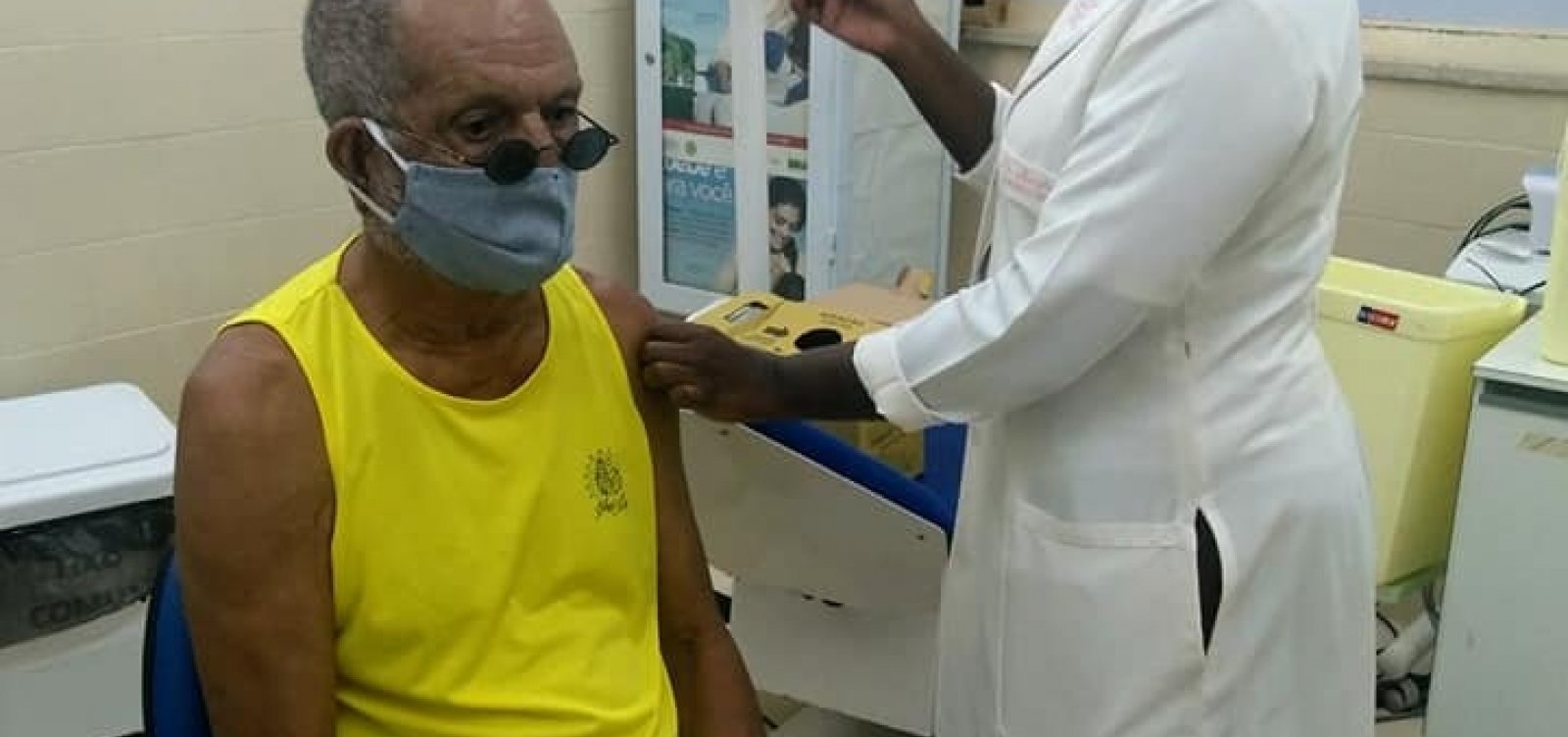 Sambista Walmir Lima é vacinado contra covid-19 aos 89 anos
