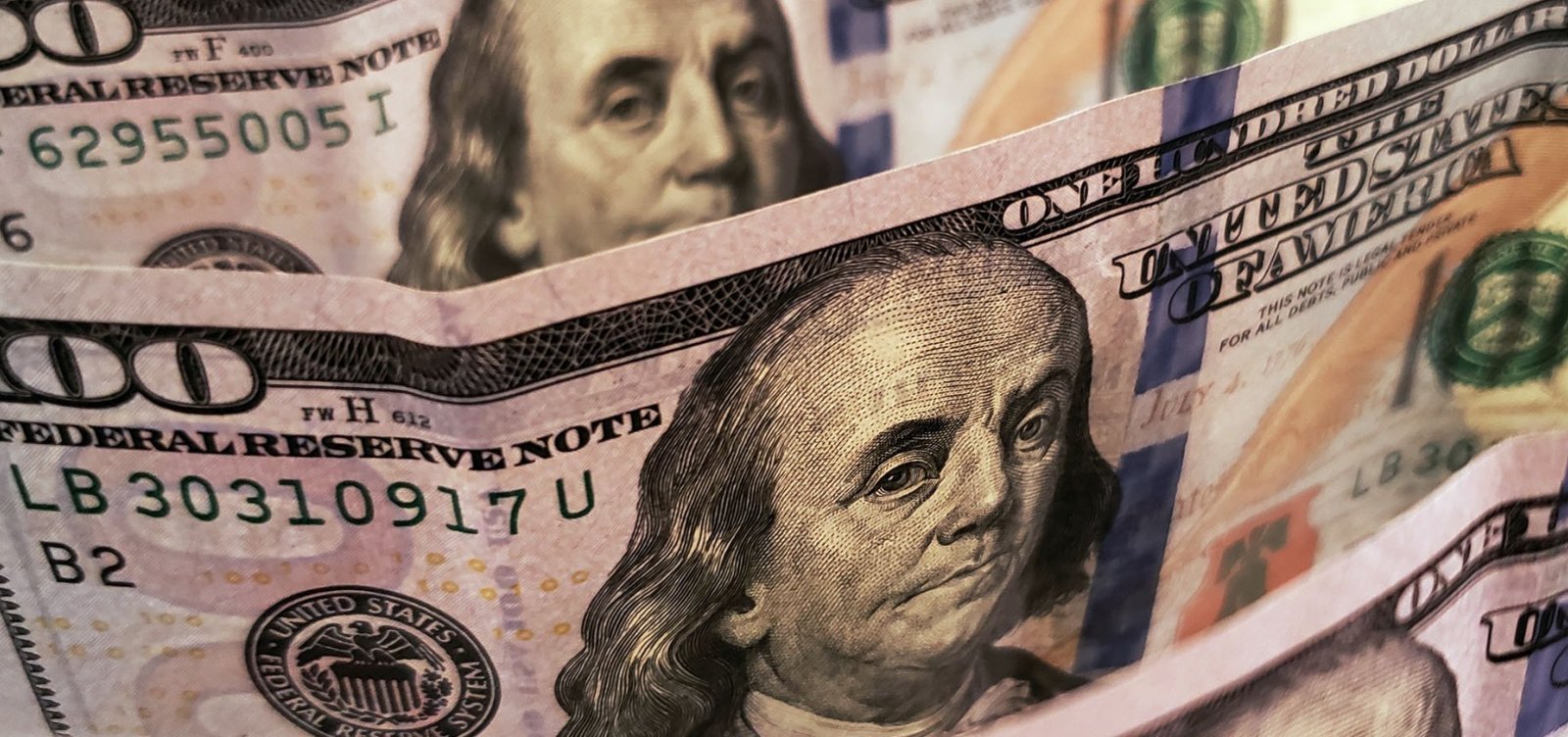Dólar fecha em queda e inicia semana abaixo de R$ 5,40