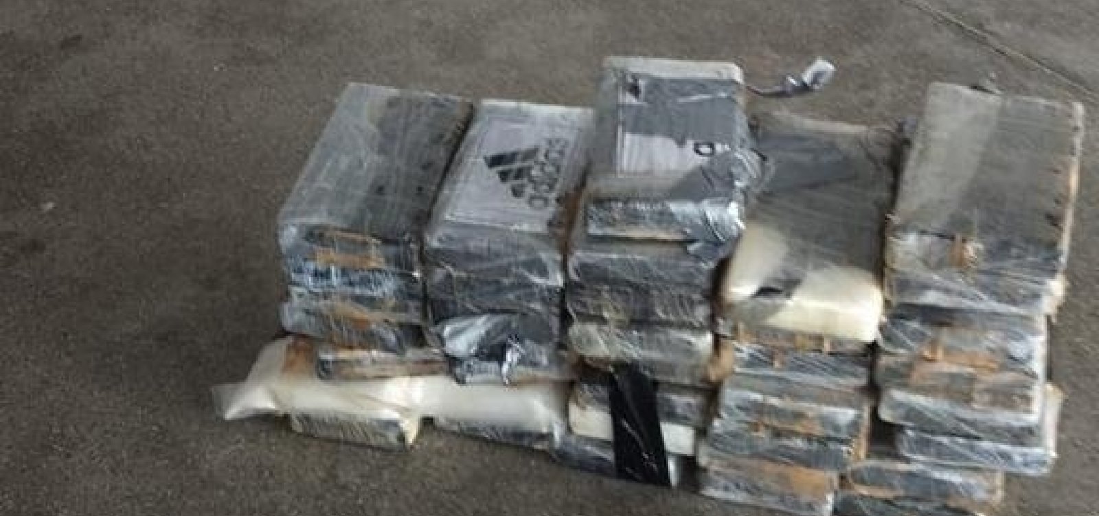 Meia tonelada de cocaína é apreendida em avião no aeroporto de Salvador