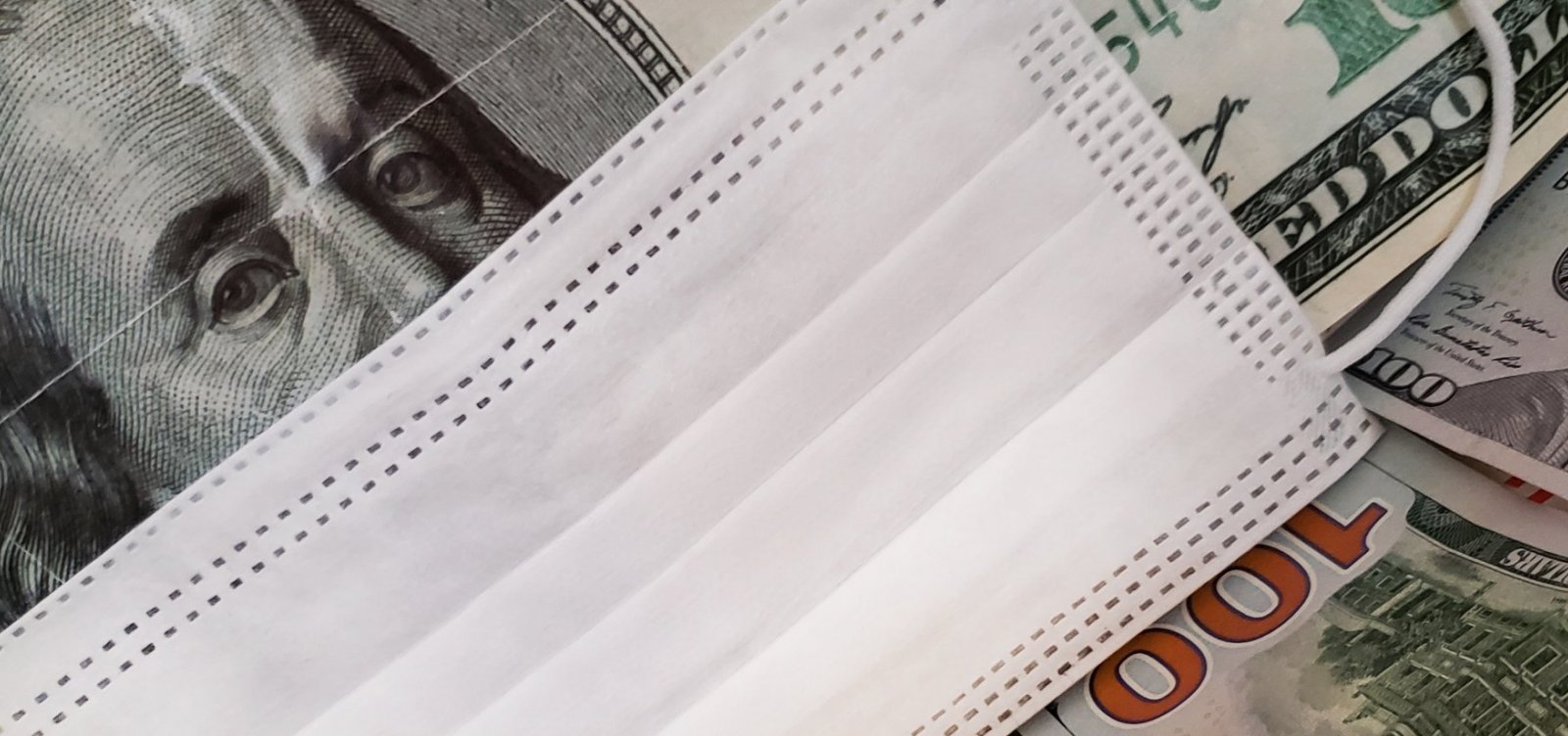 Com incertezas fiscais, dólar fecha em queda cotado a R$ 5,37