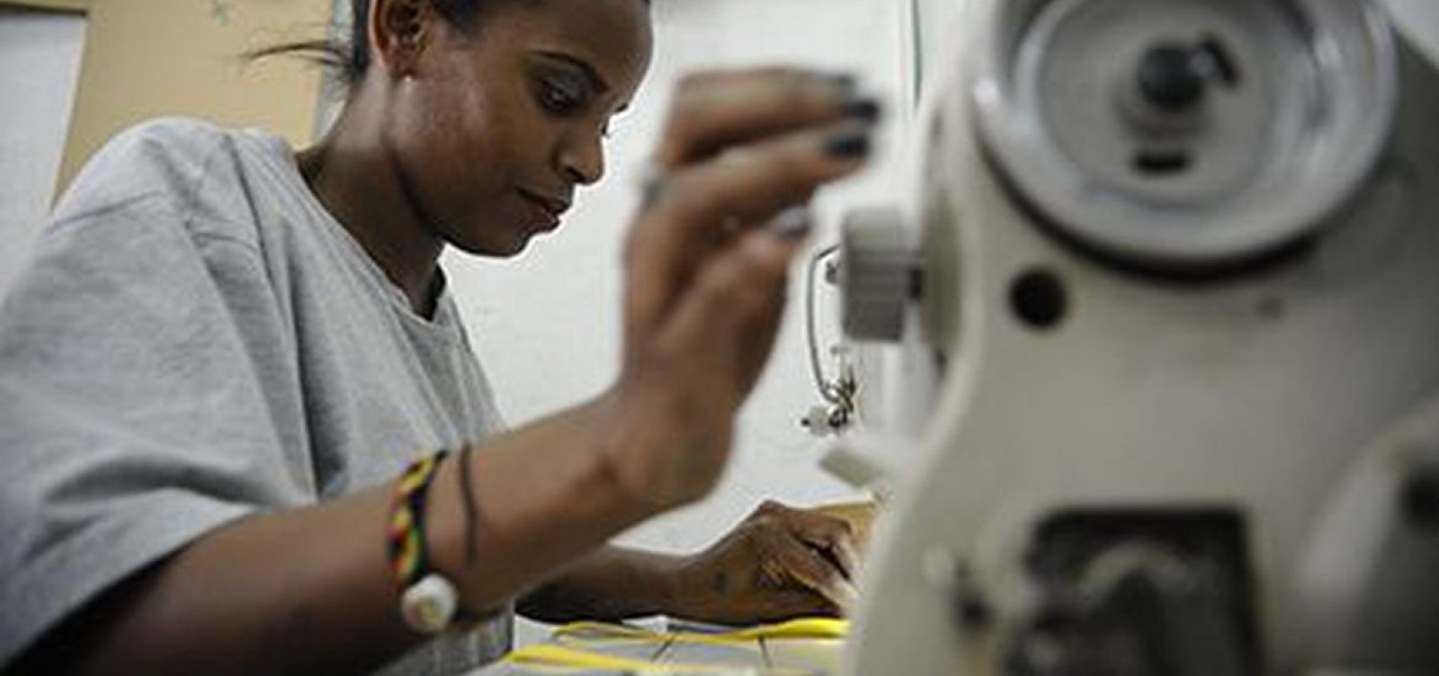Setor de serviços tem queda recorde de 7,8% em 2020, diz IBGE