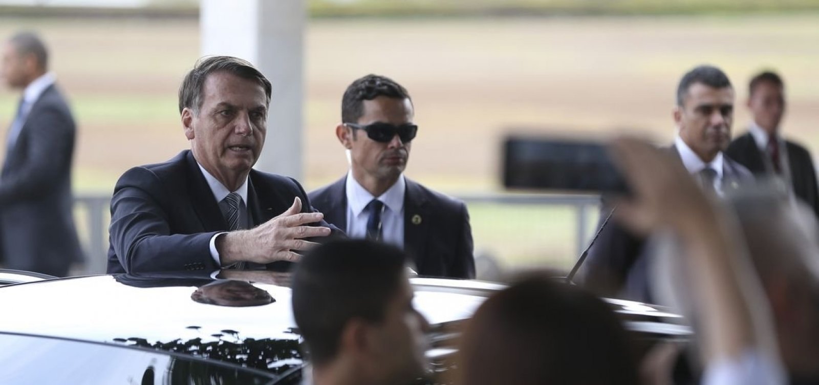 Bolsonaro volta a atacar isolamento: 'vamos conviver com o vírus a vida toda'