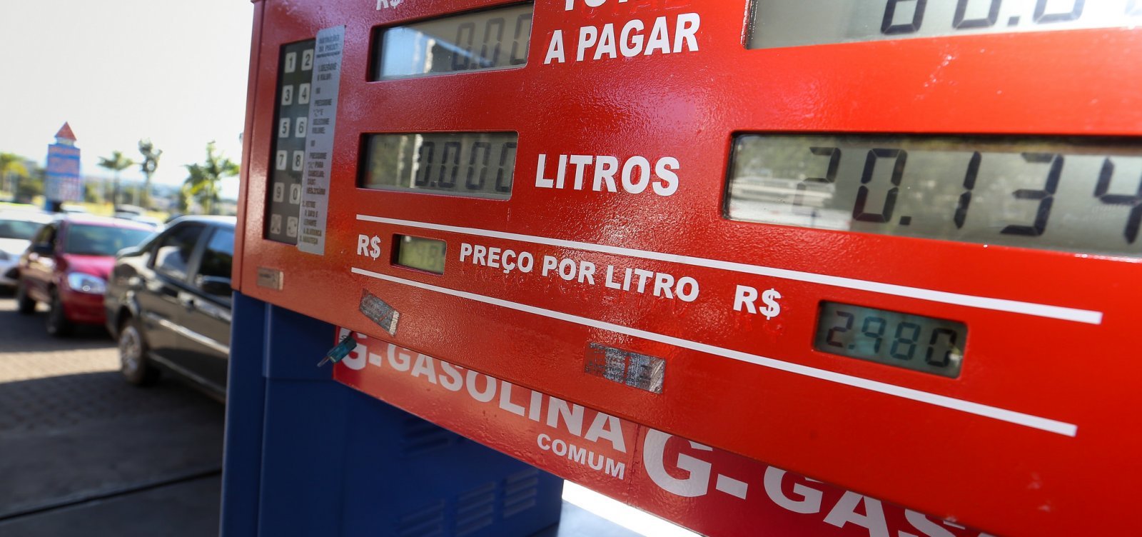 Bolsonaro envia ao Congresso projeto que altera ICMS sobre combustíveis