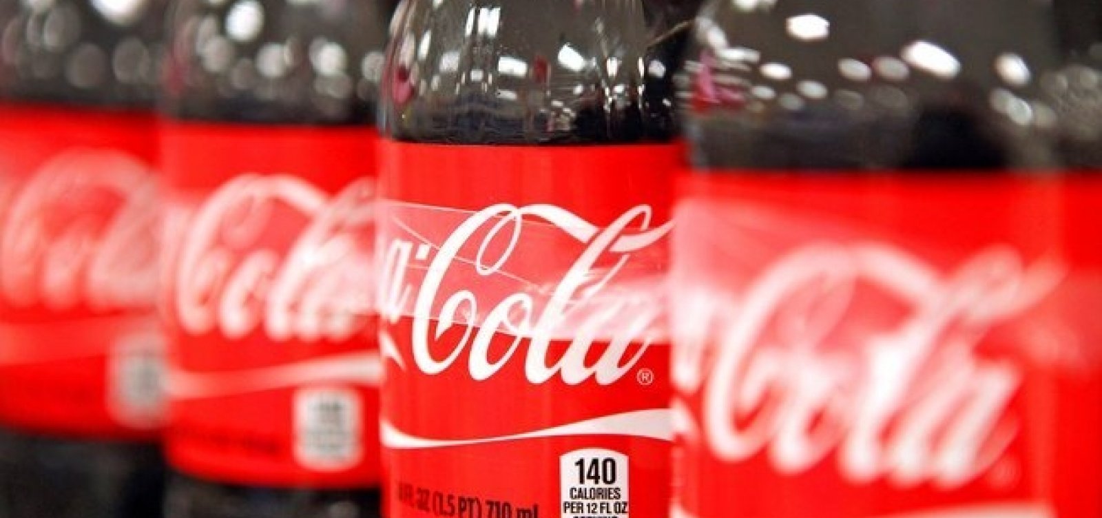 Bolsonaro dá R$ 1,6 bi para Coca e Ambev em manobra fiscal