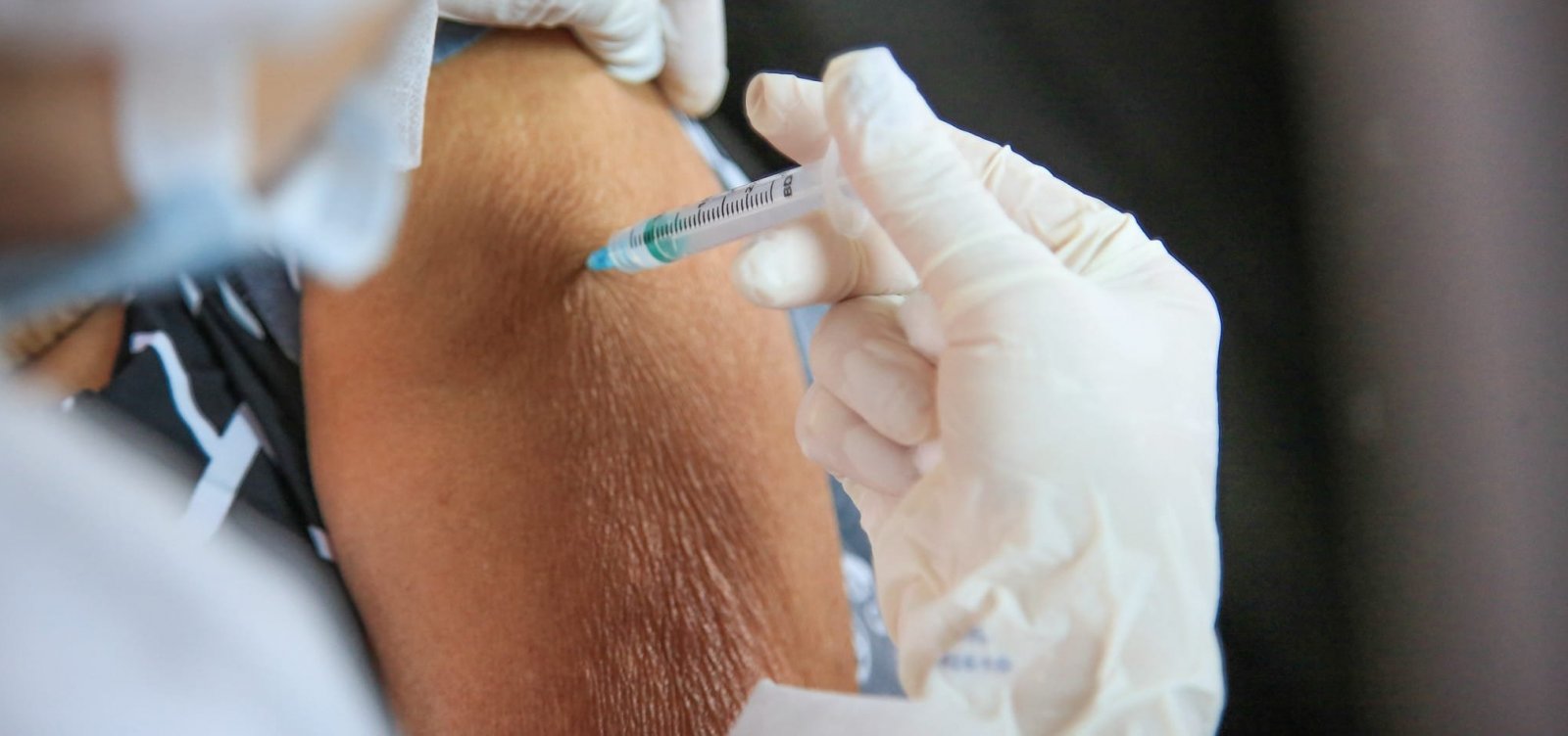 Após ser suspensa, vacinação em Salvador é retomada para idosos a partir dos 84 anos