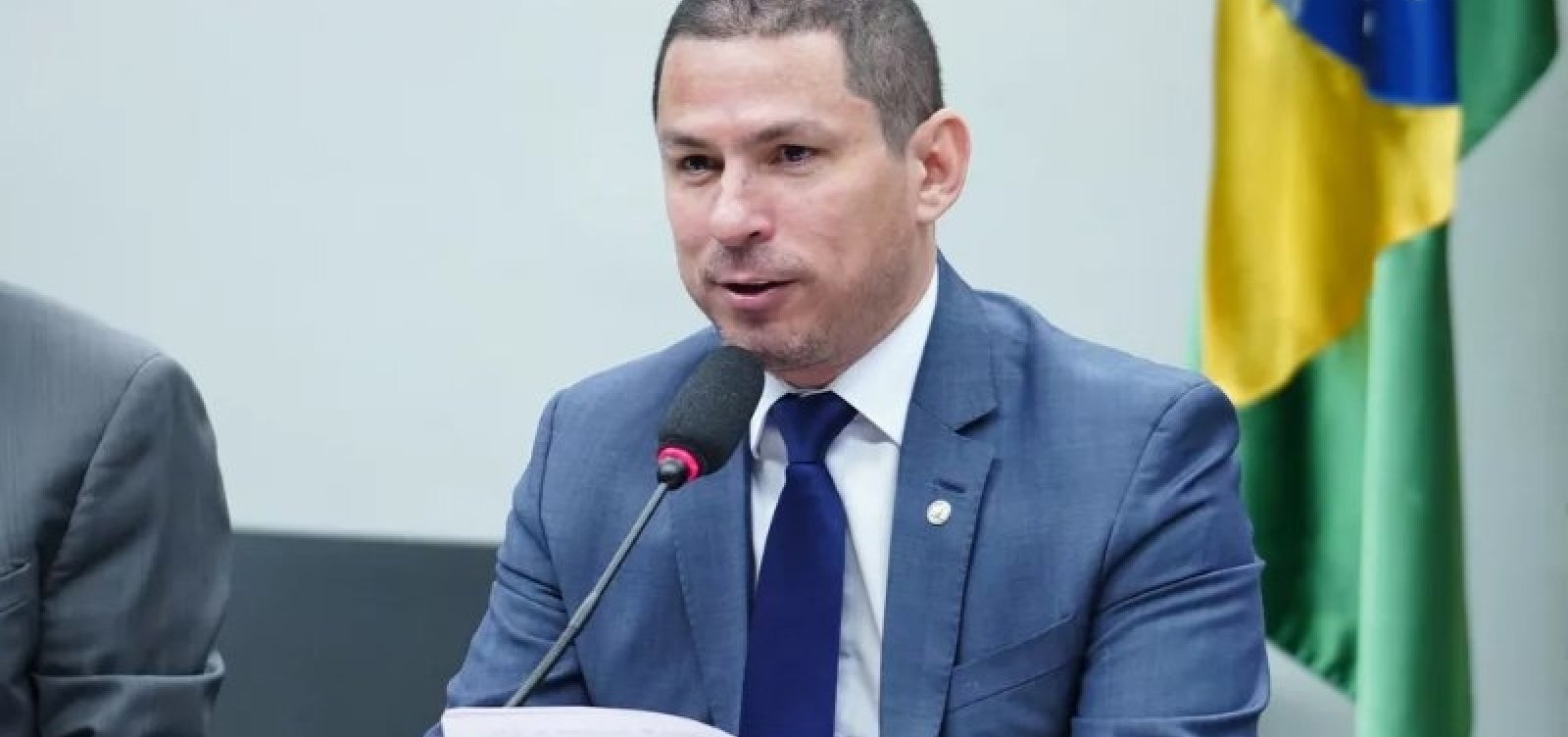 Vice da Câmara diz que povo precisa de ‘vacina, não de armas’