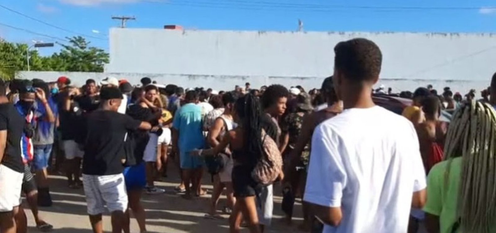 Polícia encerra festa clandestina com 400 pessoas em Itapuã