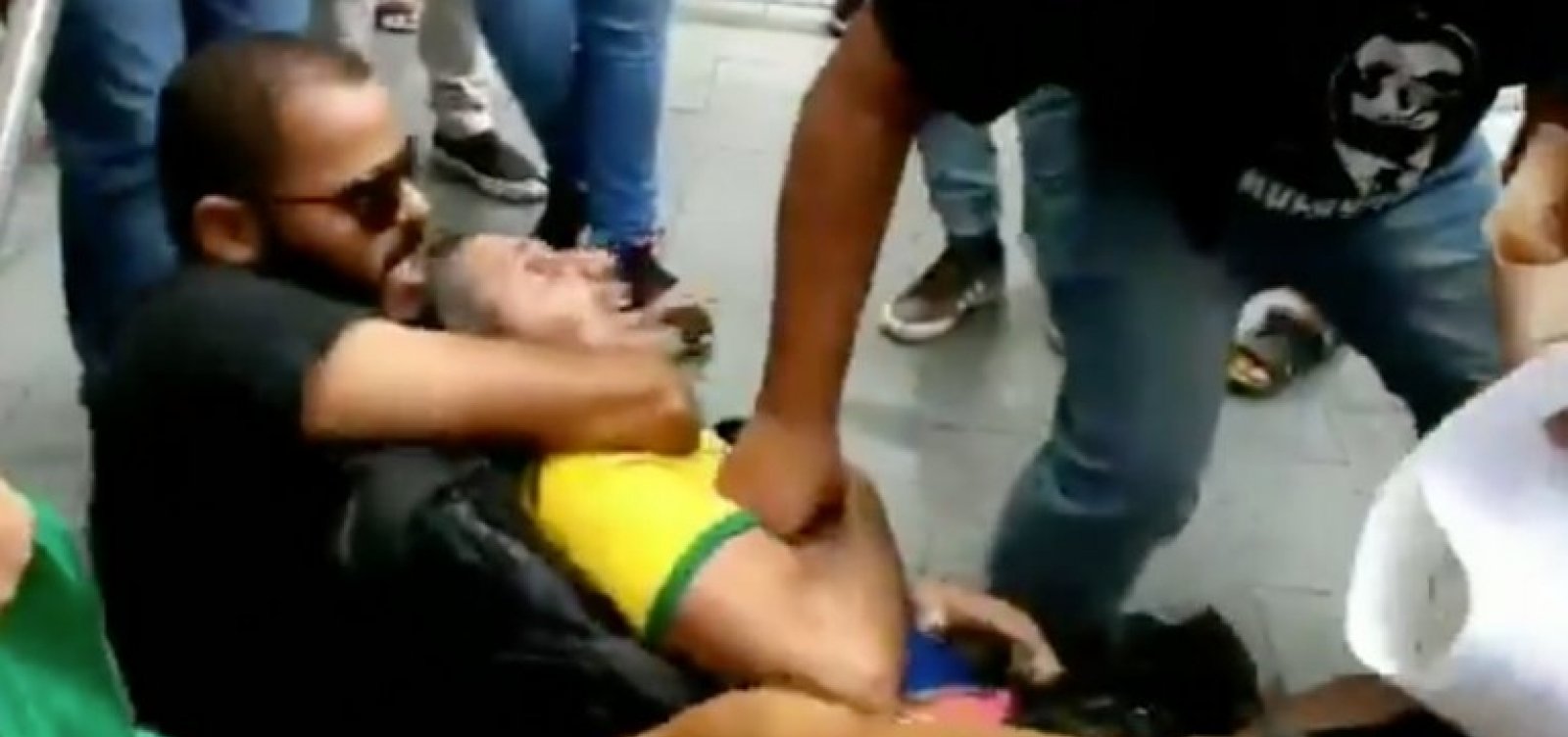 Apoiadores de Daniel Silveira agridem manifestante com placa de Marielle Franco na porta da PF