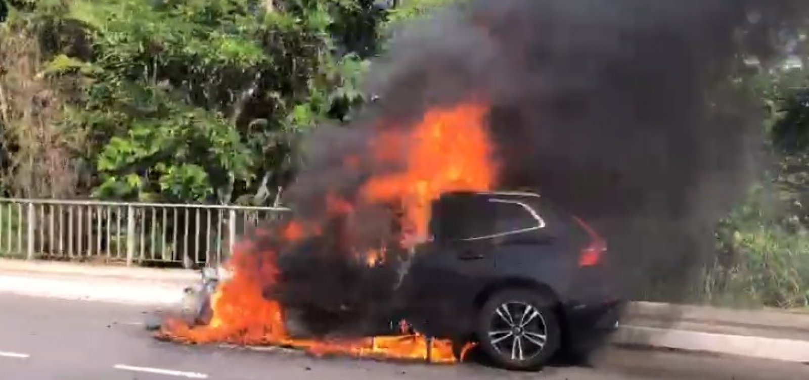 Carro pega fogo na Avenida Paralela; veja vídeo