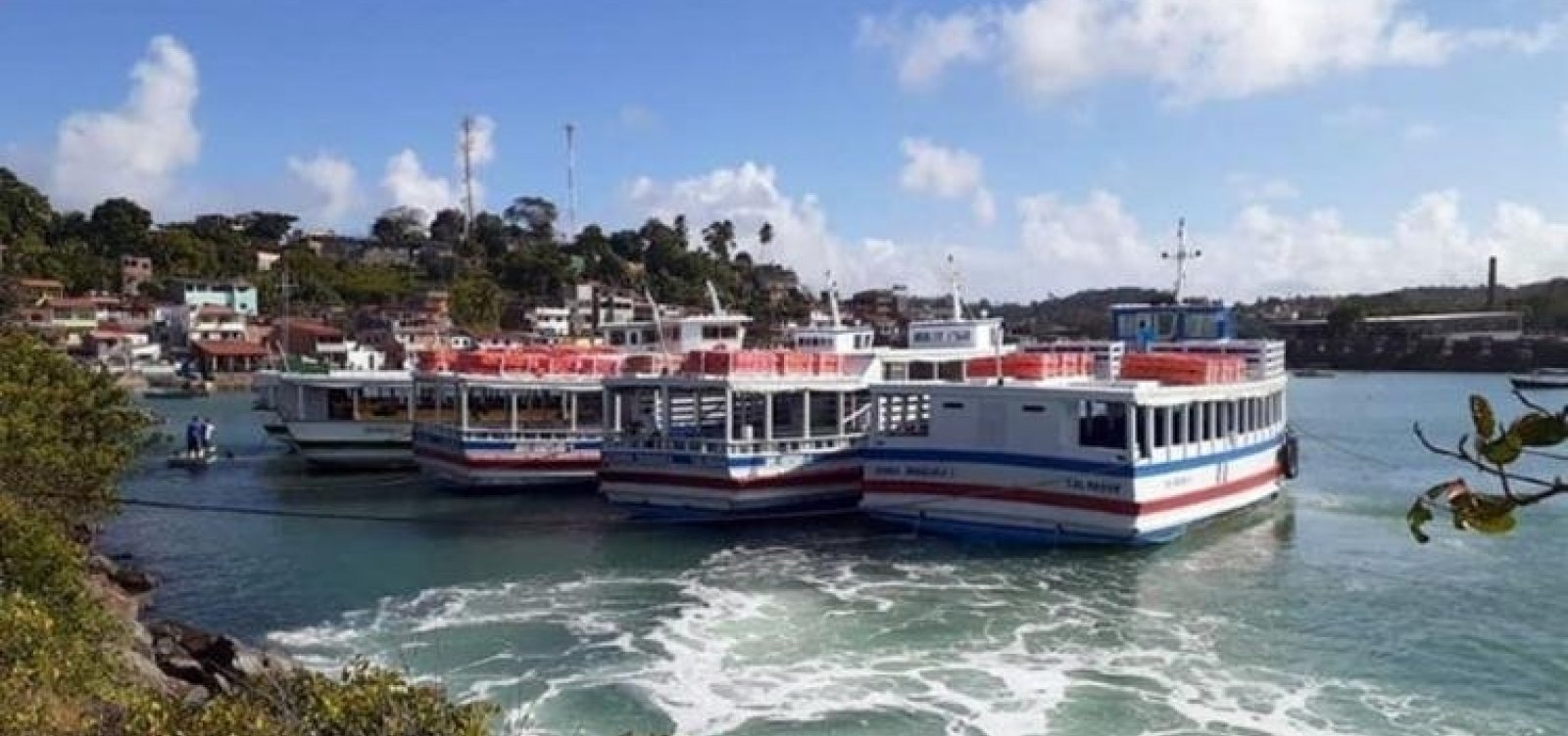 Travessia Salvador - Mar Grande opera tranquilamente com oito embarcações