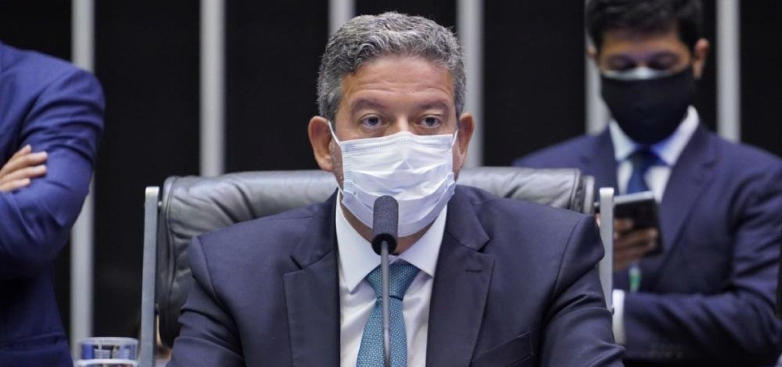 Lira diverge da era Maia, se alinha a Guedes e adota tom de conciliação com governo