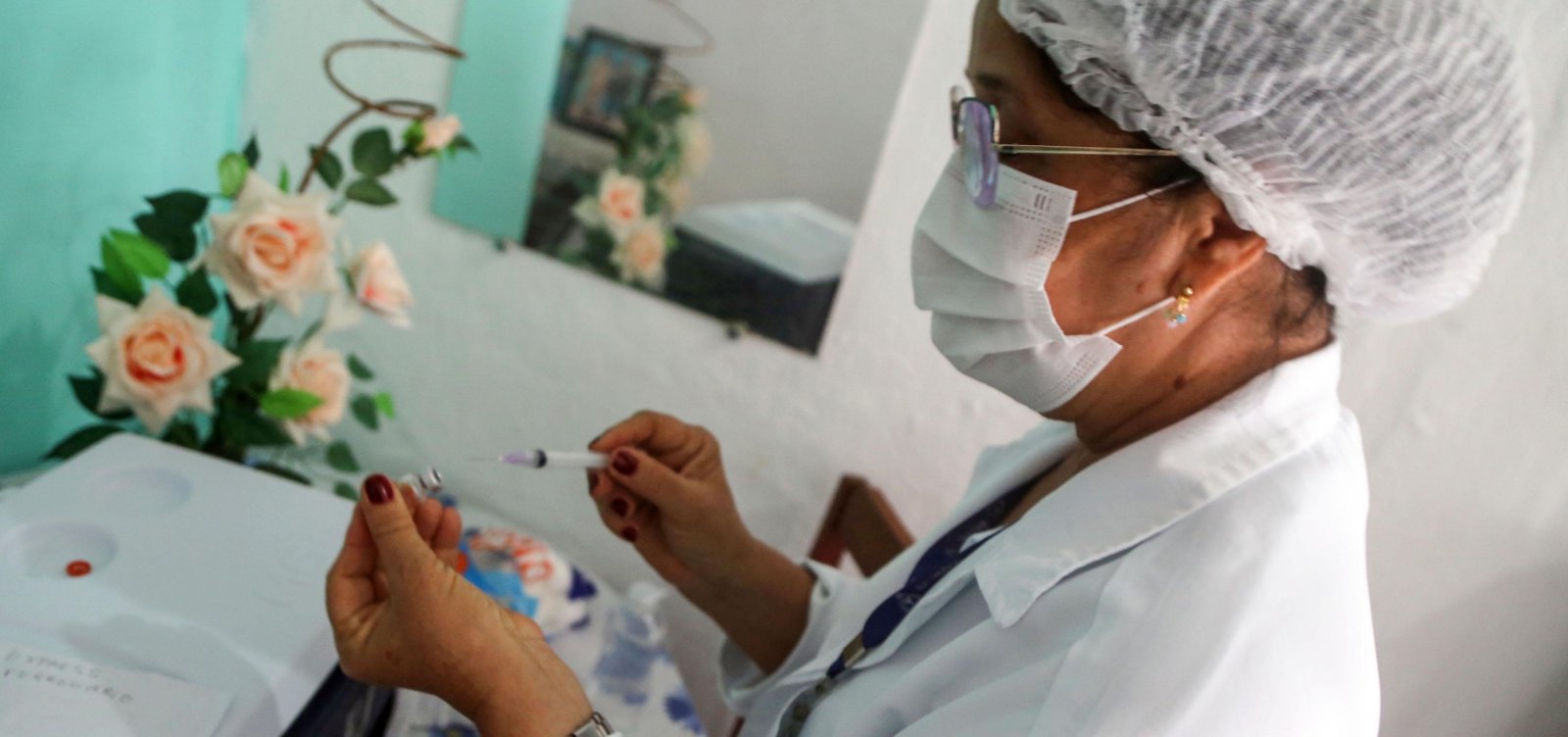 Idosos a partir de 82 anos e trabalhadores de saúde serão vacinados contra Covid em Salvador nesta sexta 