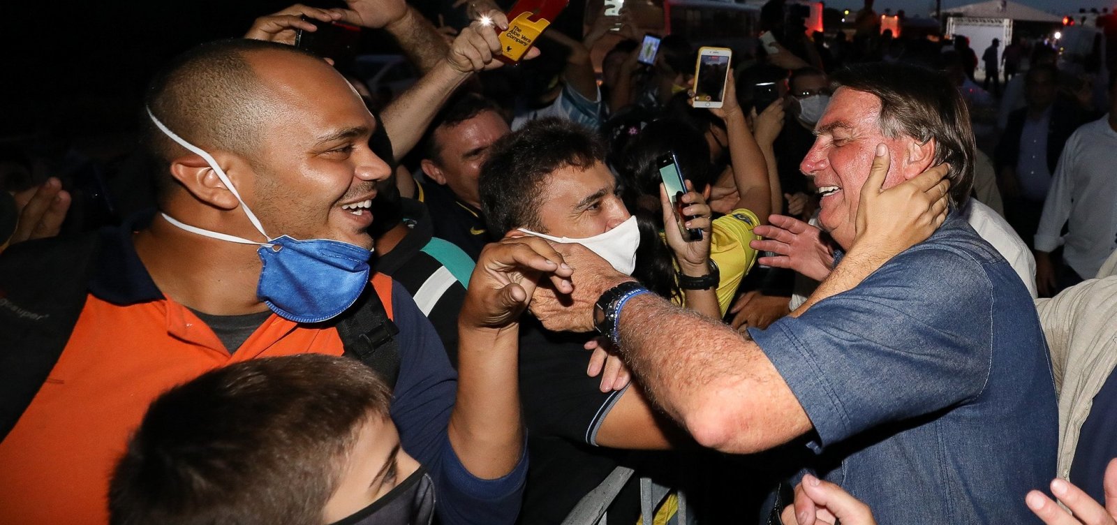 Em meio ao avanço da pandemia, Bolsonaro e filhos voltam a criticar medidas de isolamento