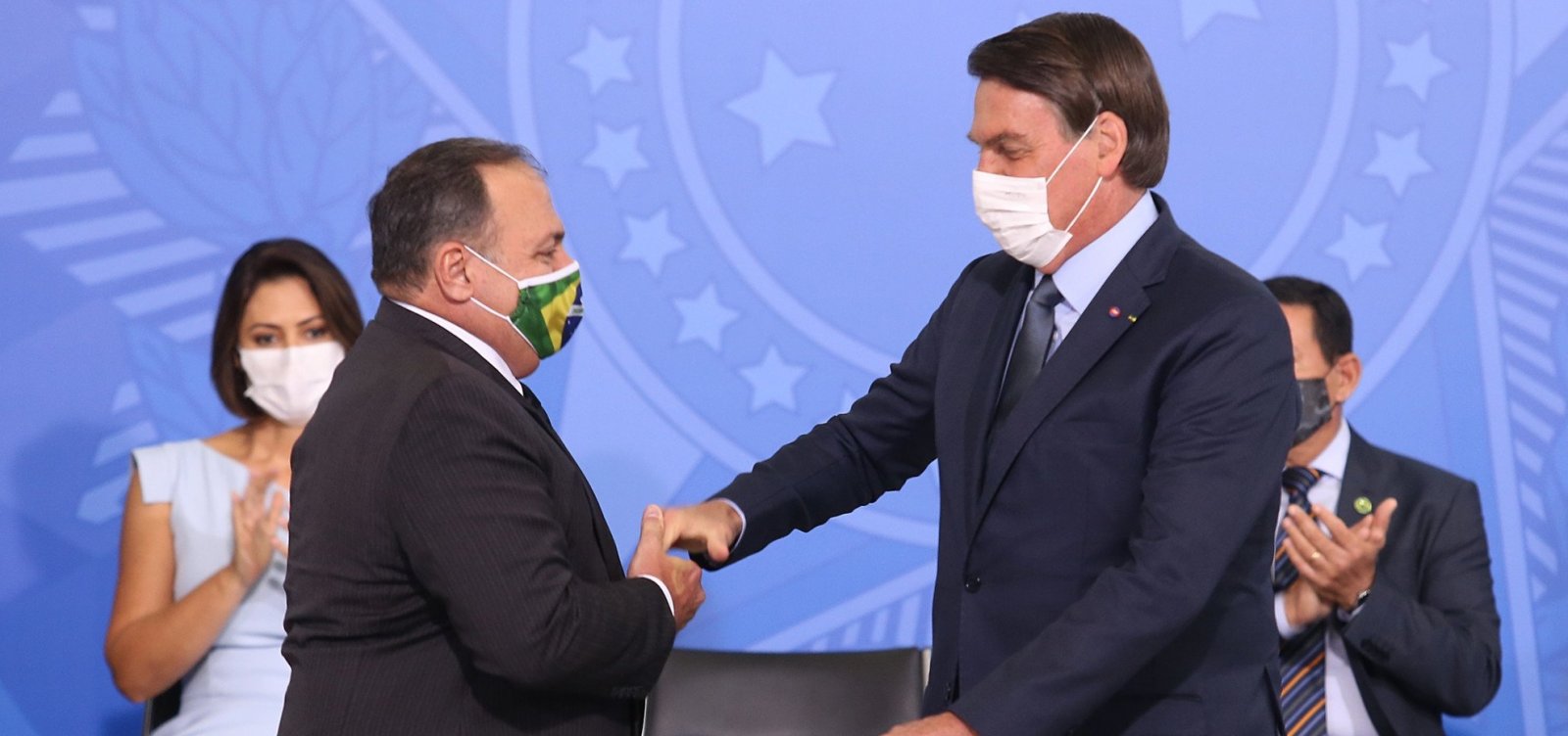 Impedido por Bolsonaro, Ministério da Saúde nega medida nacional contra Covid-19