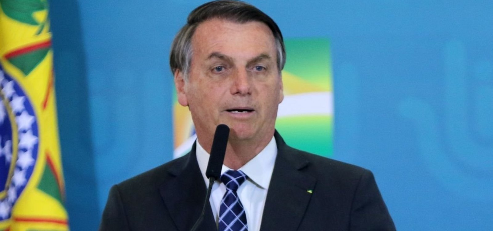 Vacinas da Pfizer chegam 'mês que vem, mas não sei a quantidade', diz Bolsonaro