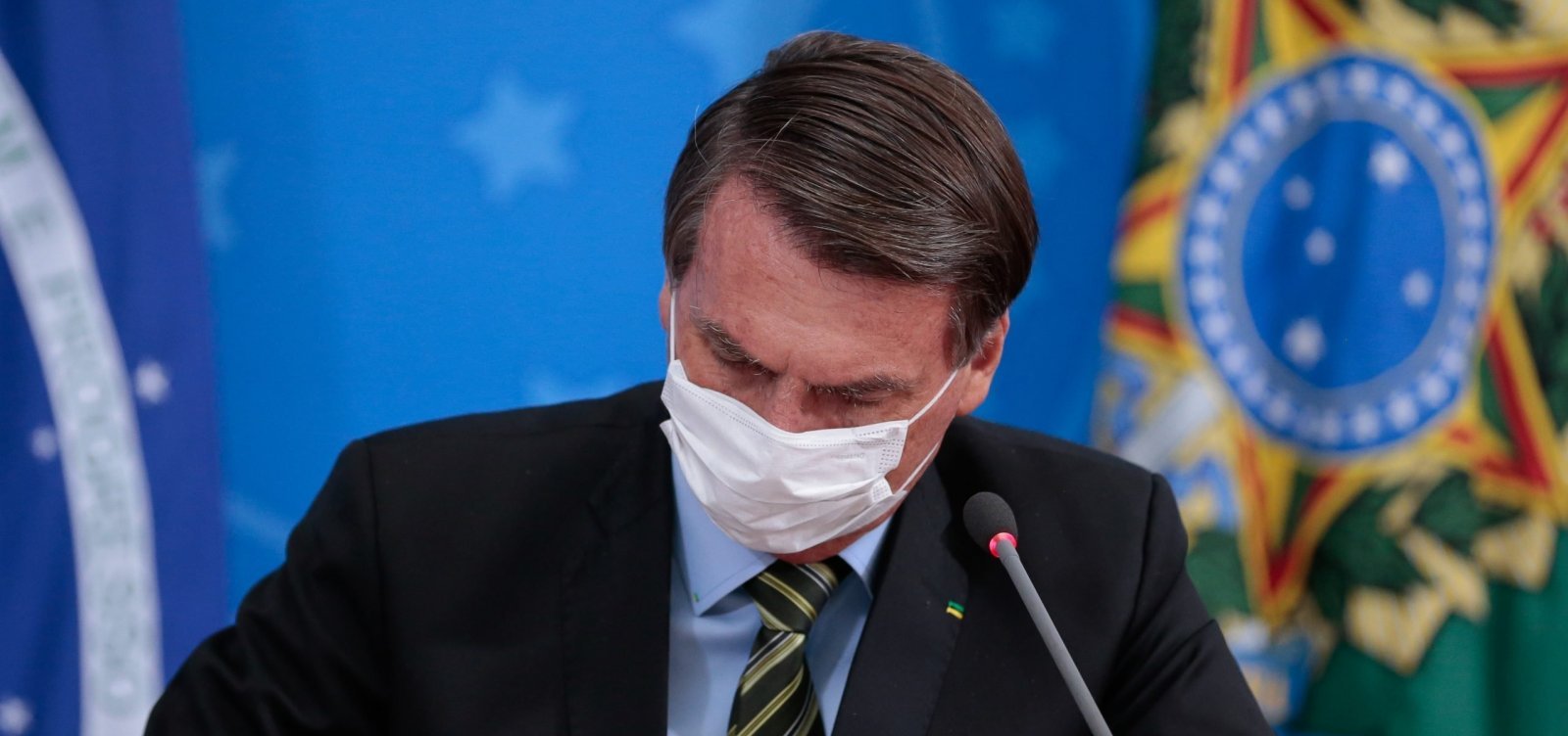 ‘Só se for na casa da sua mãe’, diz Bolsonaro sobre comprar mais vacinas 