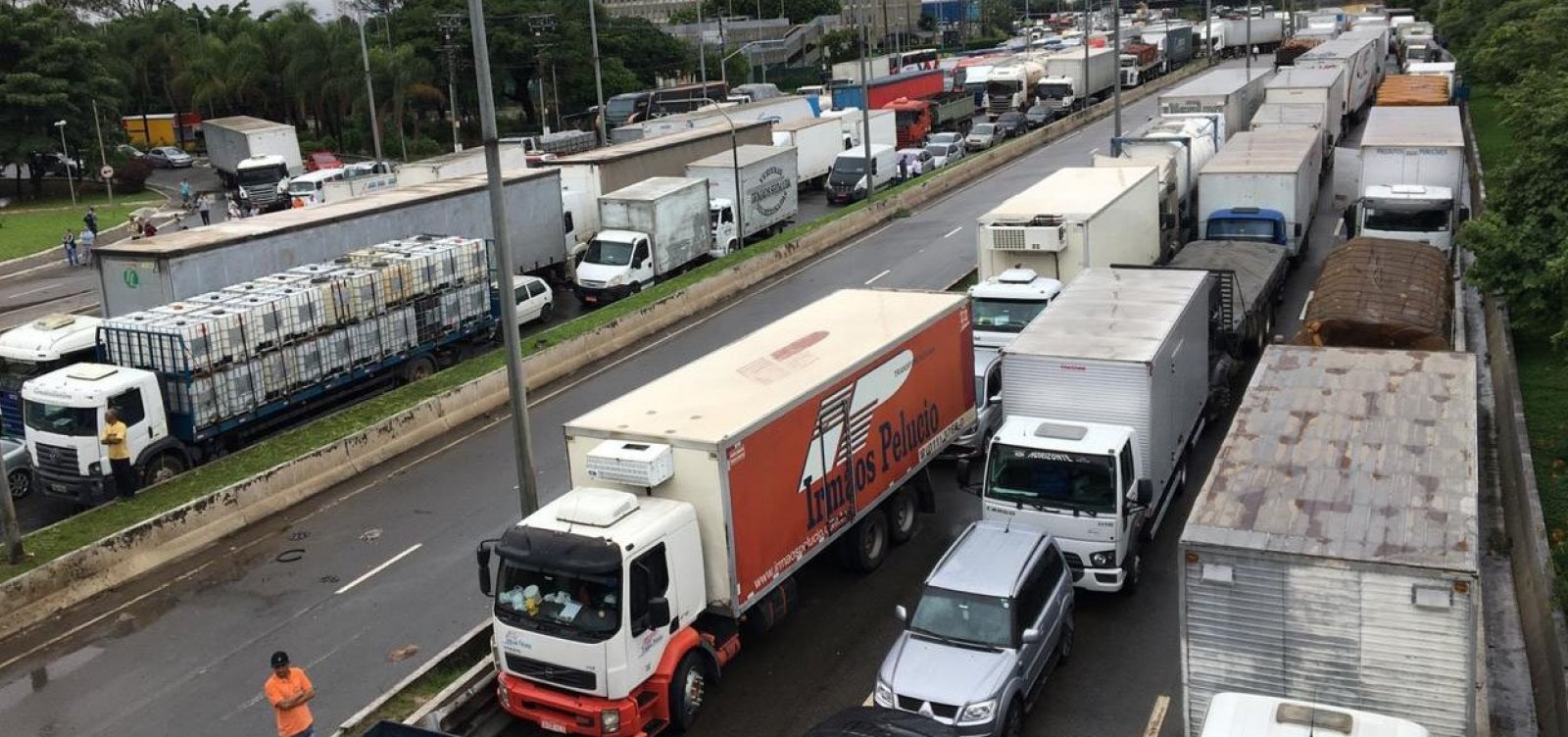 SP: Caminhoneiros travam Marginal Tietê em protesto contra decreto estadual