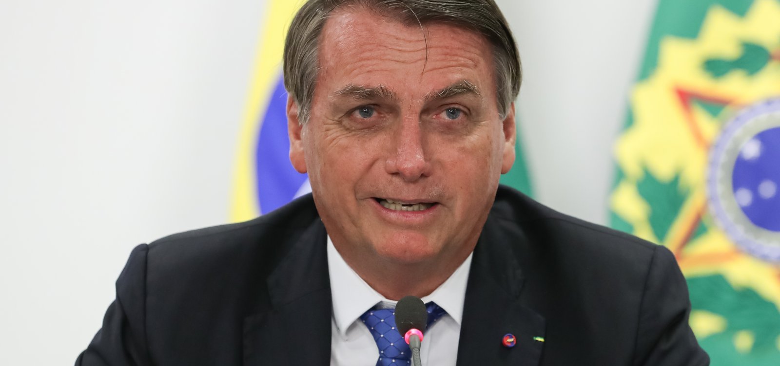 Bolsonaro muda discurso e admite que pode tomar vacina contra a Covid-19