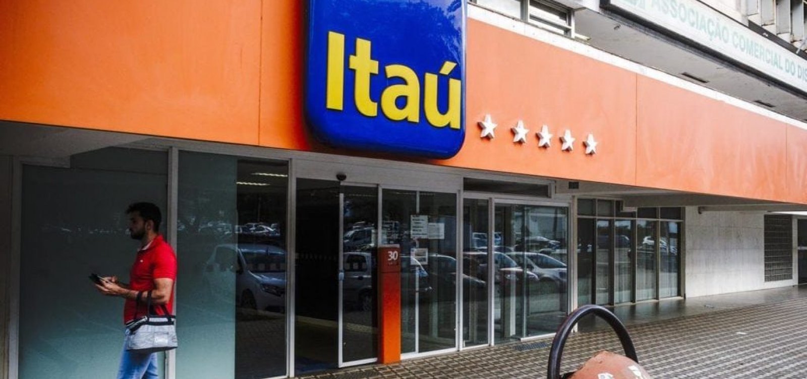 Banco Itaú demite cerca de 50 funcionários que pediram auxílio emergencial indevidamente