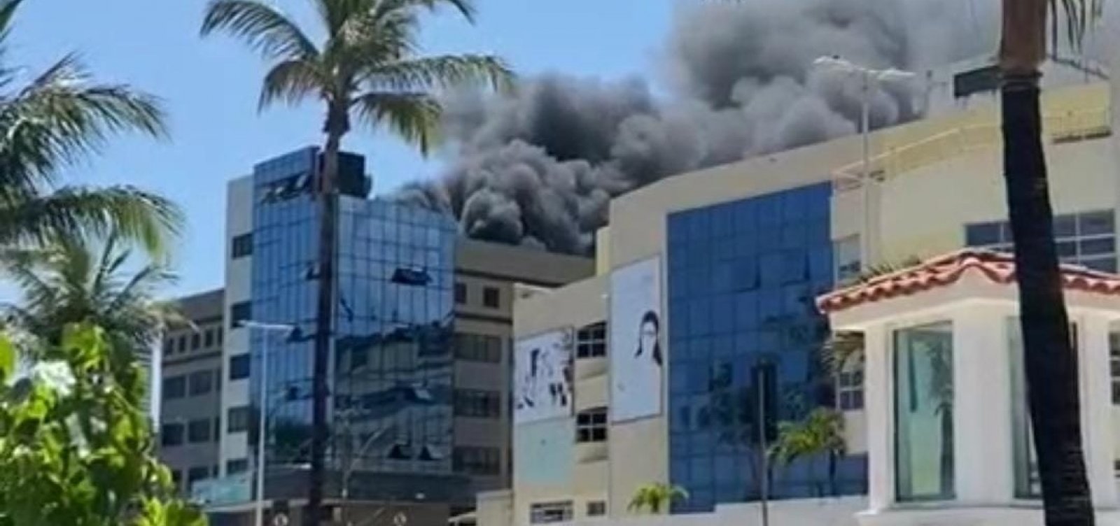 Incêndio atinge clínica Ápice, em Salvador