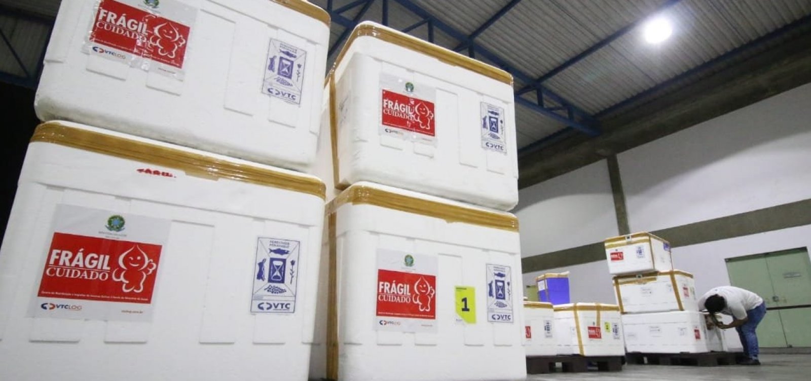Sem meta de vacinação contra Covid-19 batida, 194 municípios baianos não receberam novas doses