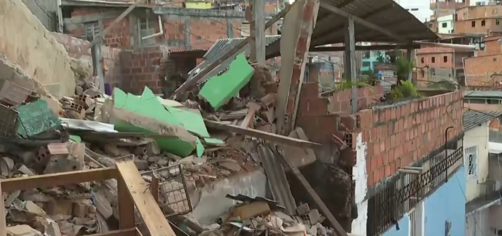 Pau da Lima: explosão em botijão de gás derruba duas casas e deixa dois feridos
