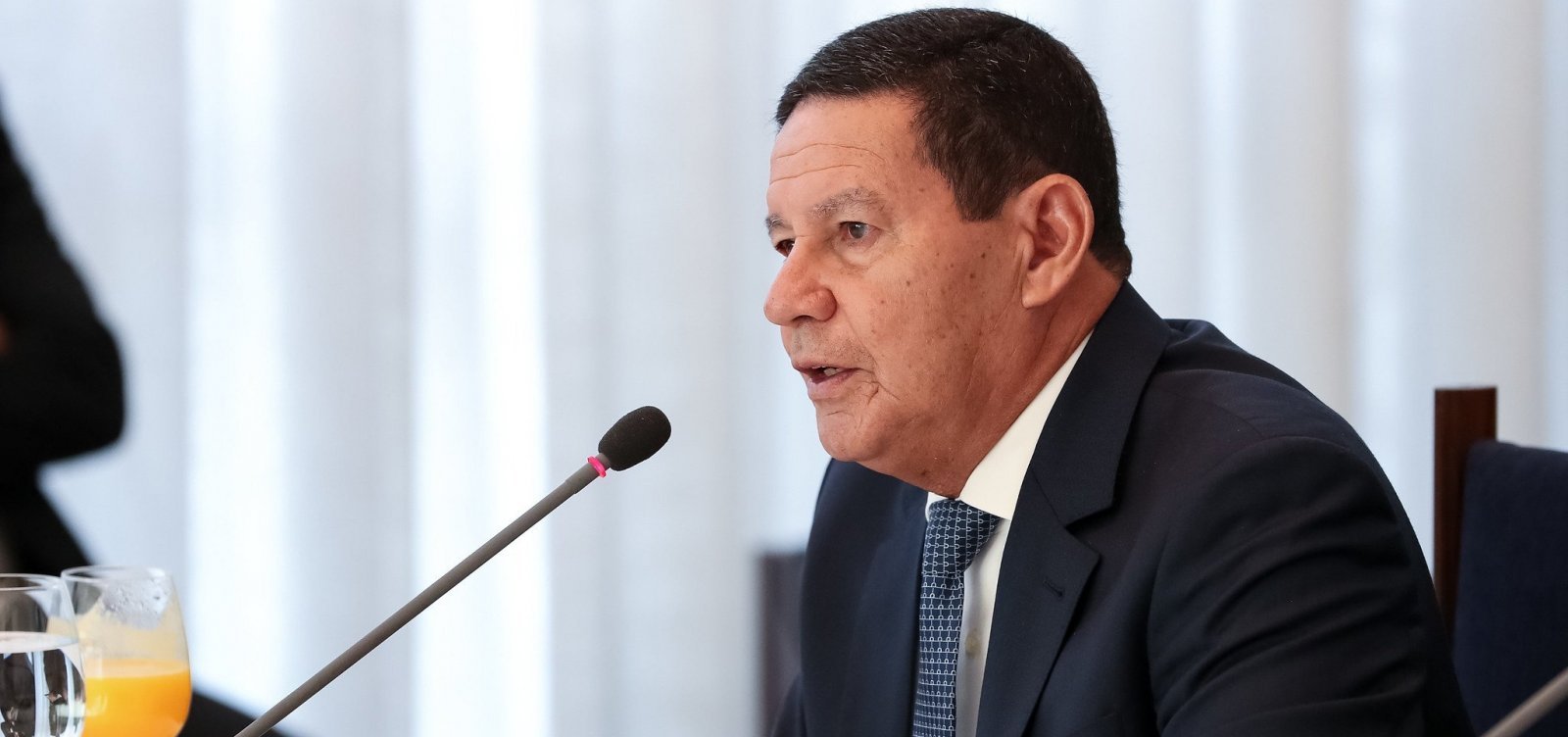 'Se o povo quiser a volta do Lula, paciência. Acho difícil', diz Mourão
