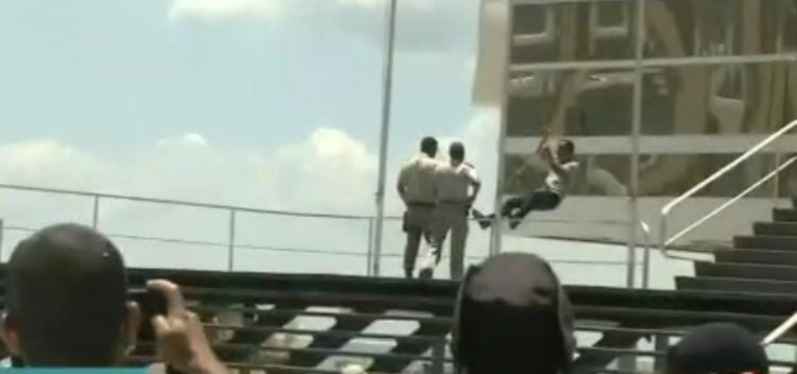 Homem tenta invadir prefeitura e é detido durante protesto contra medidas restritivas em Salvador