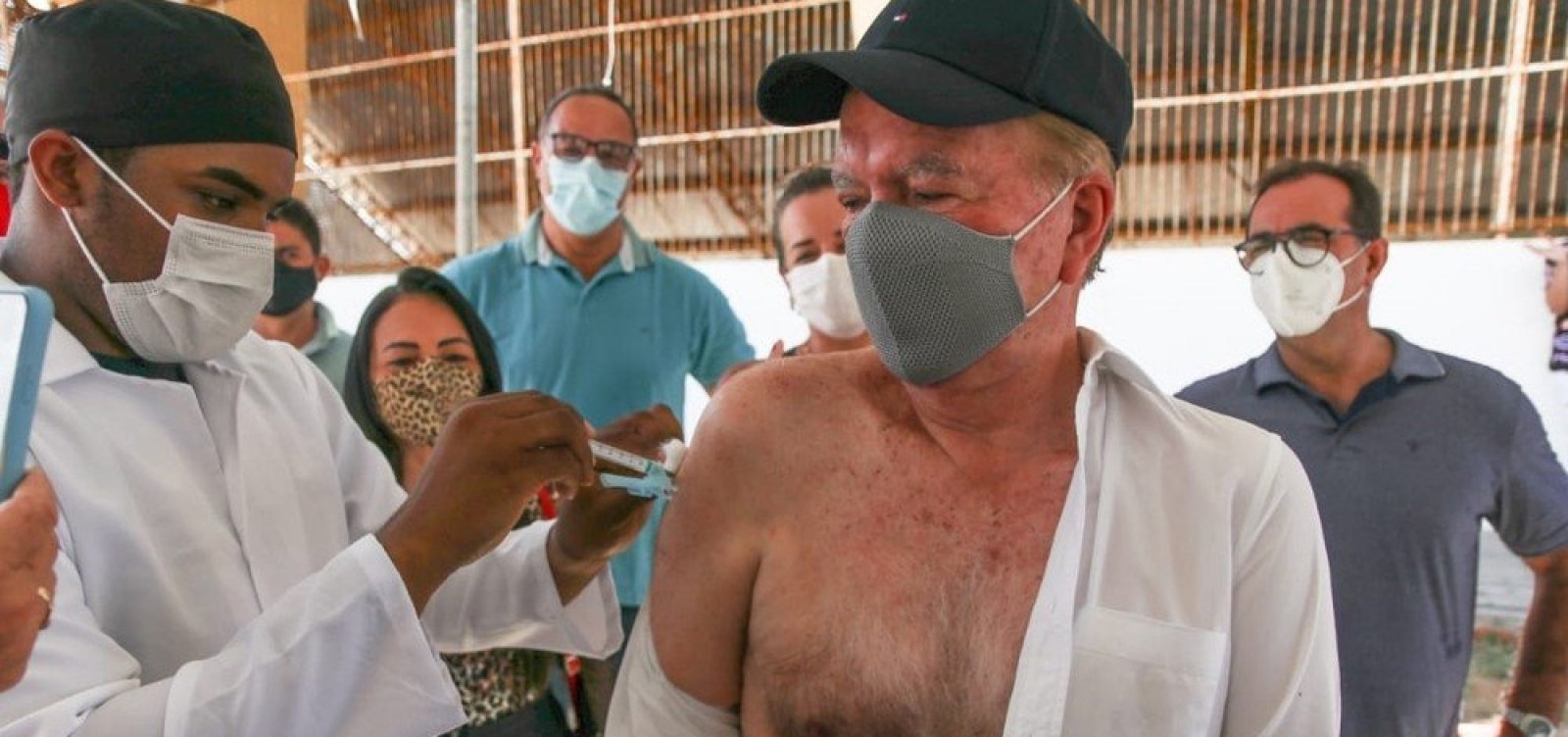 Aos 75 anos, vice-governador João Leão recebe primeira dose da vacina contra a Covid-19