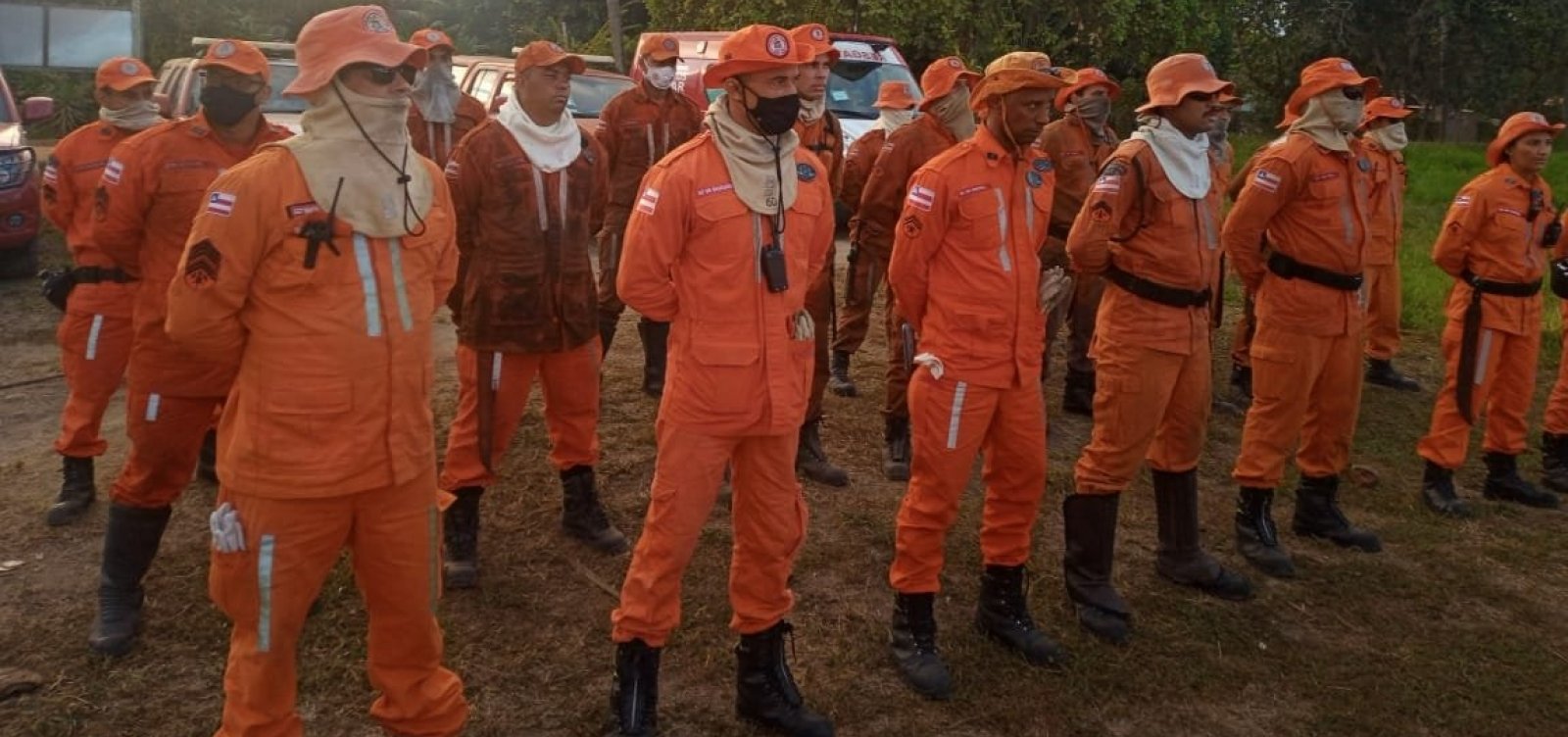 Bombeiros tentam apagar incêndio em reserva indígena de Arraial D'Ajuda; fogo começou no dia 4