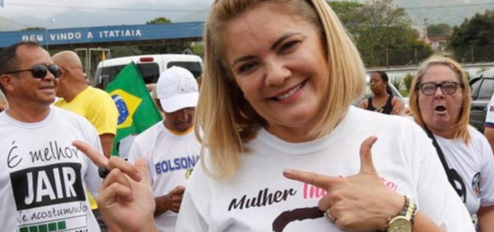Ex-mulher de Bolsonaro guardou R$ 54 mil de conta de funcionária na Câmara