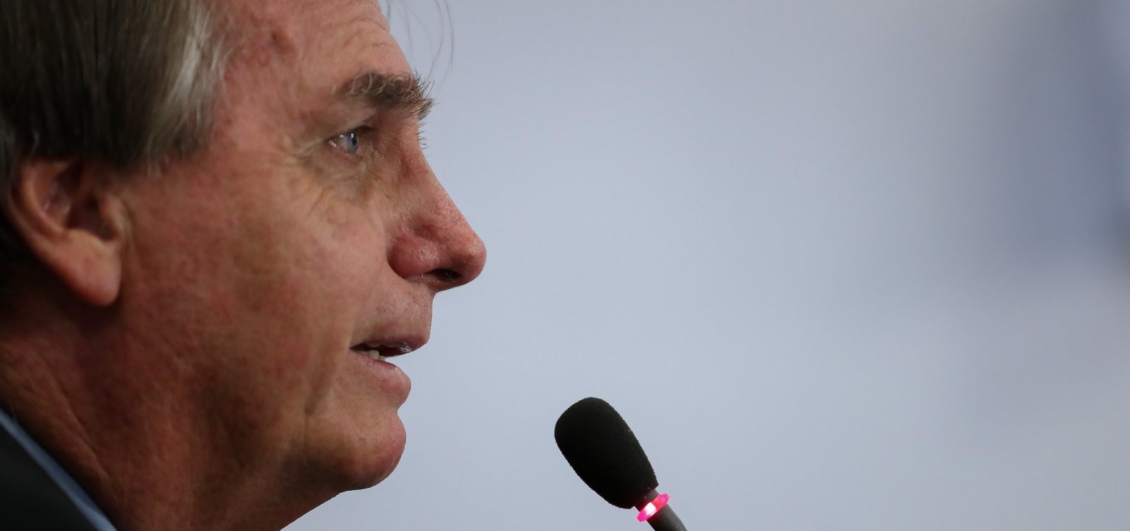 Bolsonaro imita pessoa com falta de ar e critica Mandetta