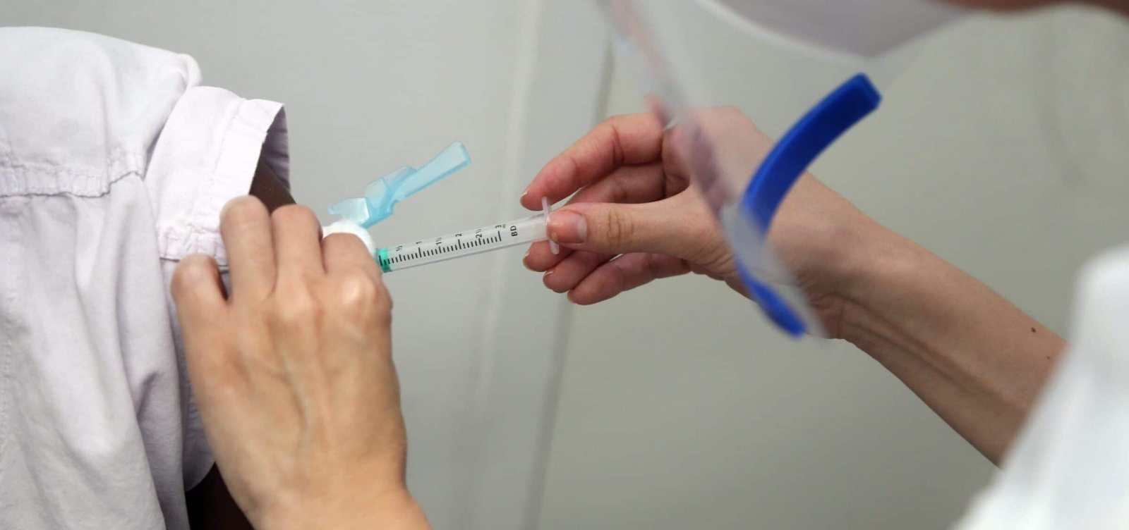 Brasil vacinou 11,7 milhões de pessoas contra Covid-19, diz consórcio de imprensa