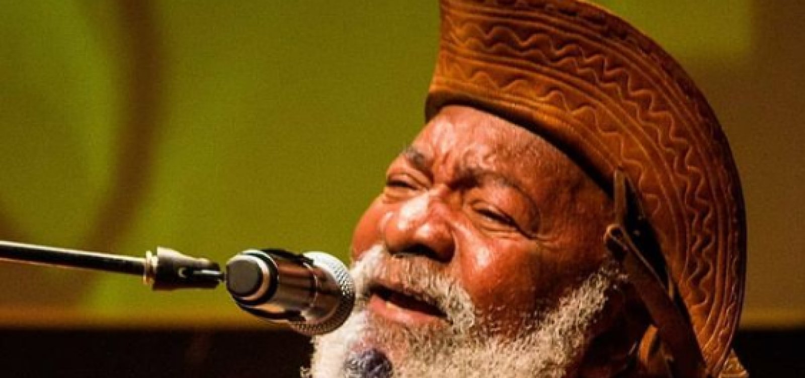 Cordelista Mestre Bule Bule é vacinado contra Covid-19 em Camaçari e comemora com repente 