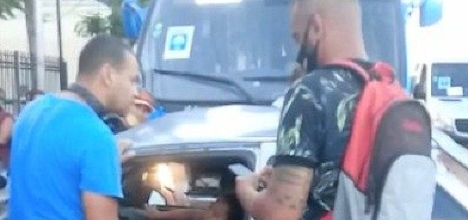 Mulher fica presa em ferragens de micro-ônibus em acidente no Largo de Roma