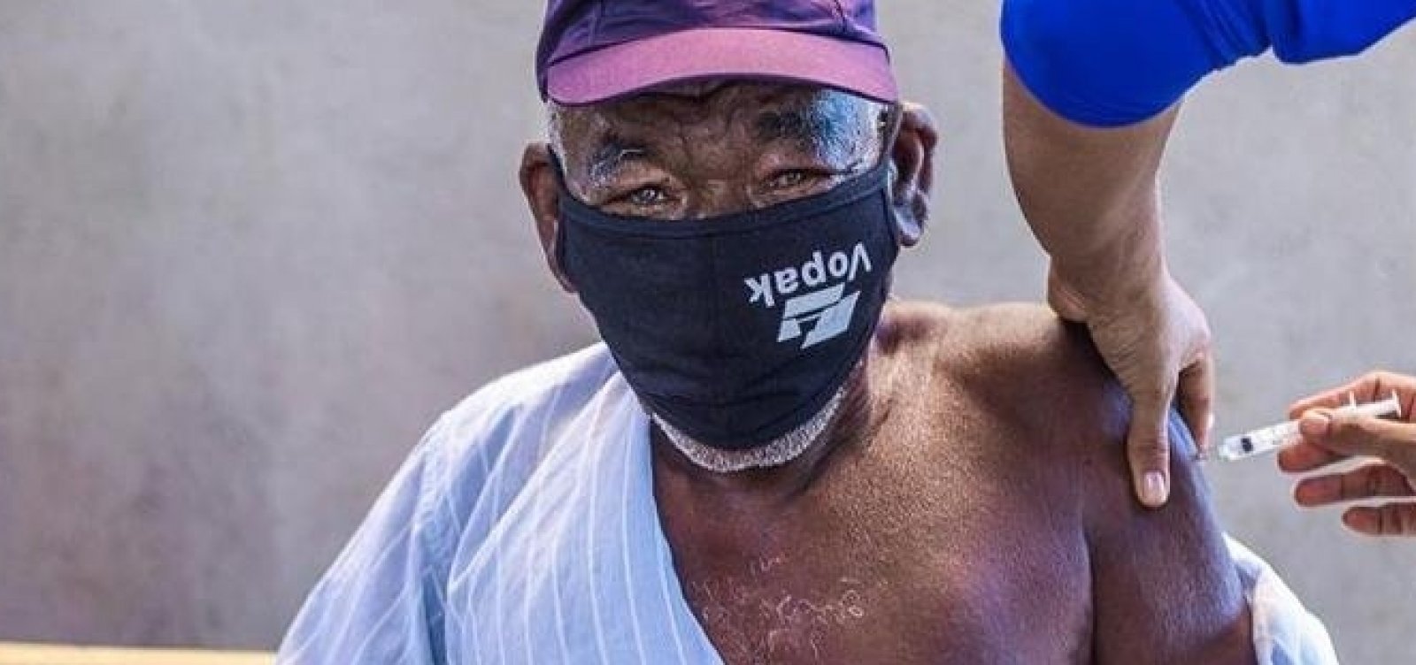 Vacinação de idosos com 71 anos ou mais começa nesta terça em Salvador; confira cronograma