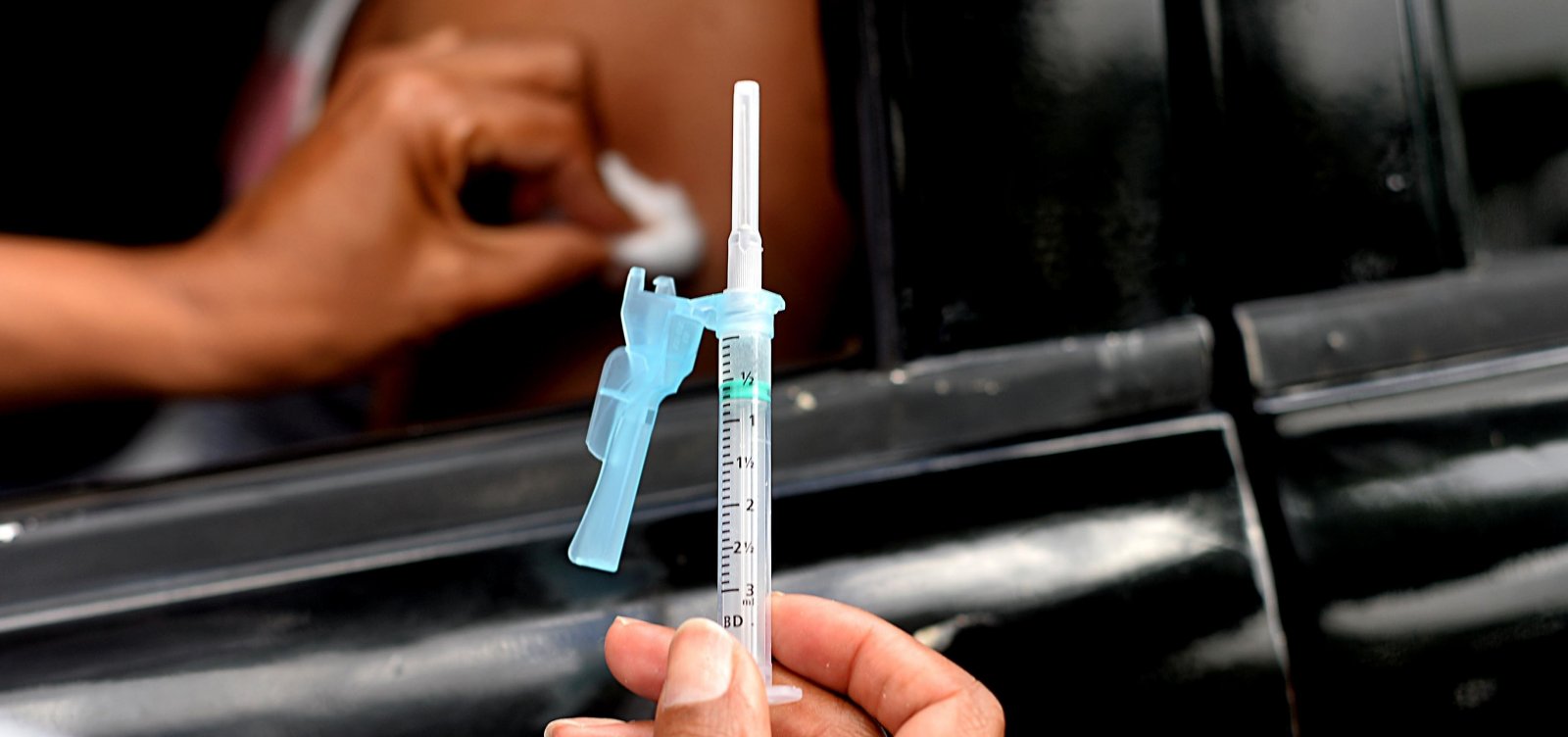 Brasil vacinou 6% da população contra Covid-19, diz consórcio de imprensa