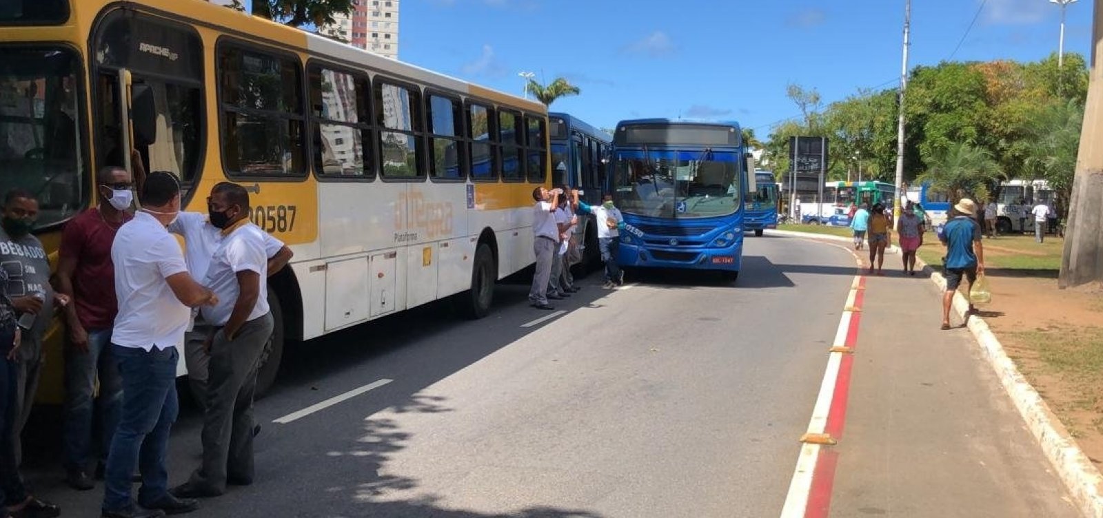 Protesto de rodoviários por vacina contra a Covid-19 trava acesso à Estação Lapa