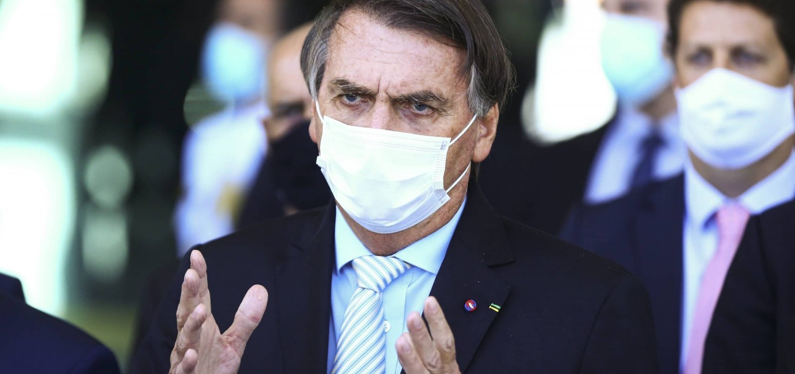 Bolsonaro prepara corte em área social para dar cargos a padrinho de Flávio