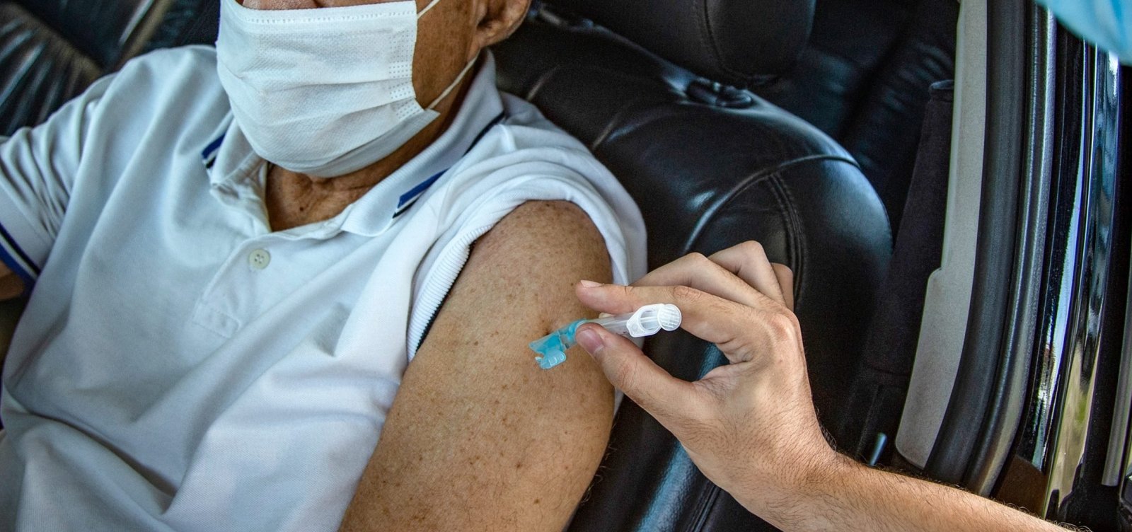 Idosos com 67 e 66 anos são imunizados contra Covid-19 em Salvador neste final de semana