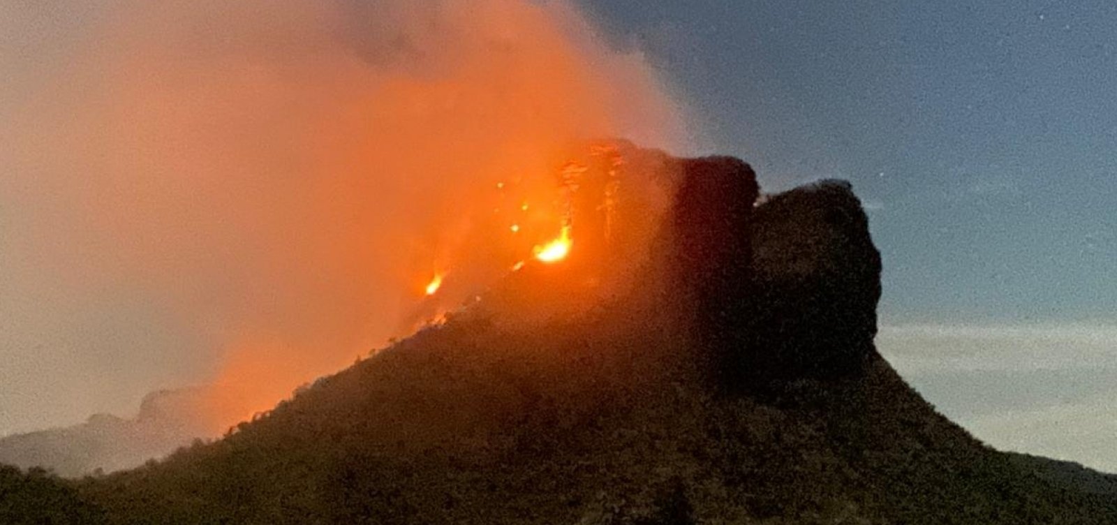 Equipes continuam combate a incêndio que atinge Morro do Camelo, na Chapada Diamantina  