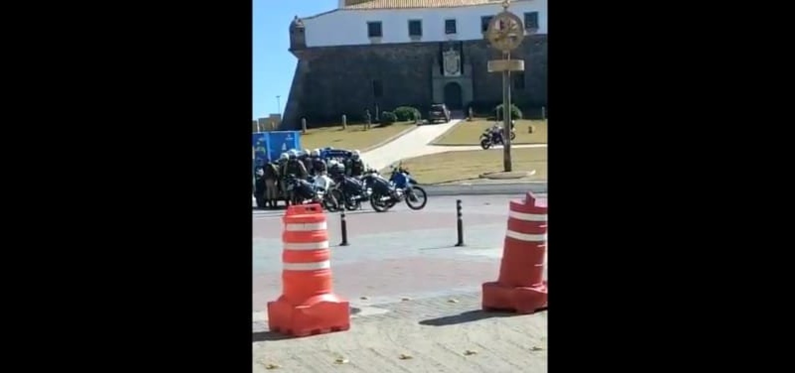 Homem fardado dá diversos tiros para cima em frente ao Farol da Barra, em Salvador; veja