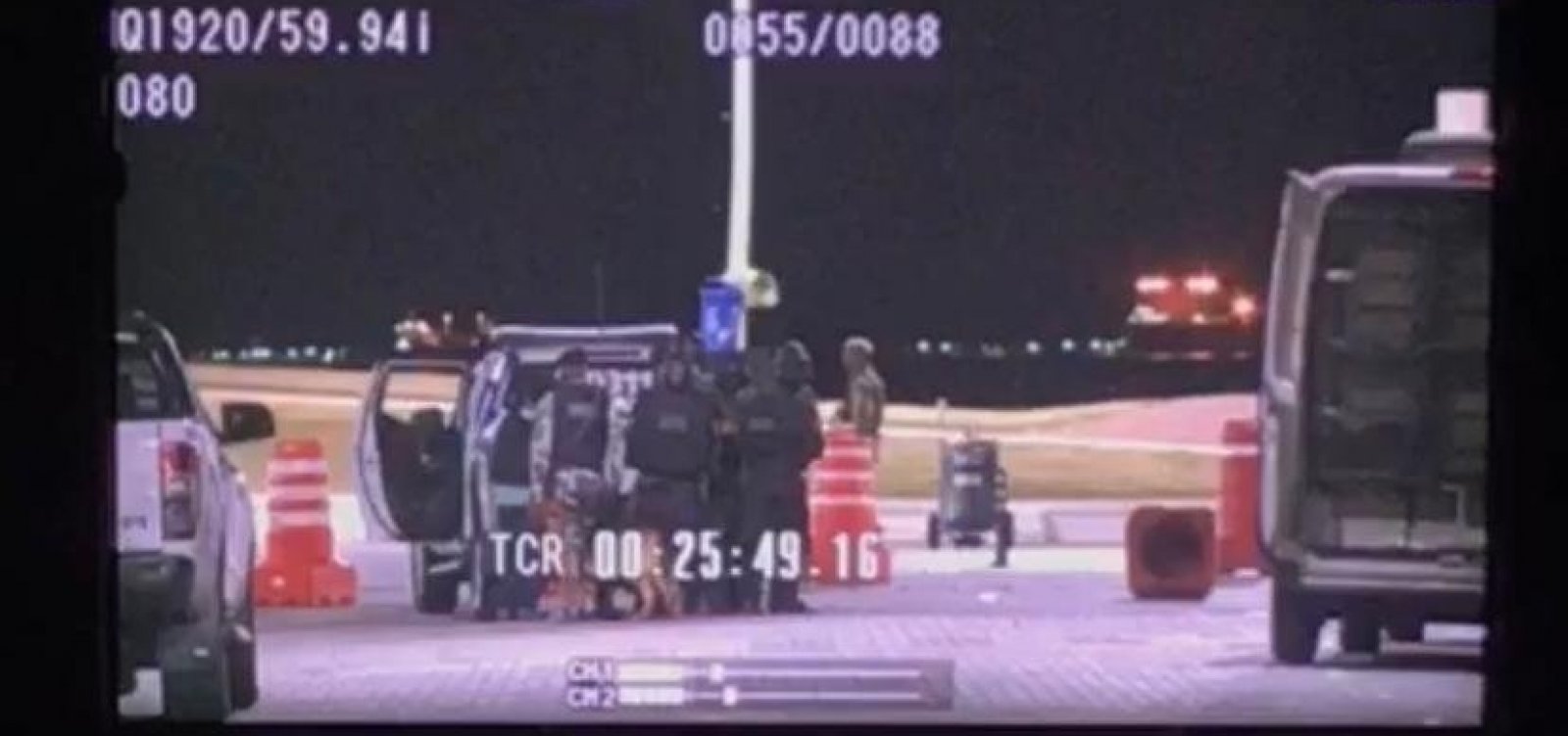 Imagens mostram policial atirando contra colegas no Farol da Barra; veja