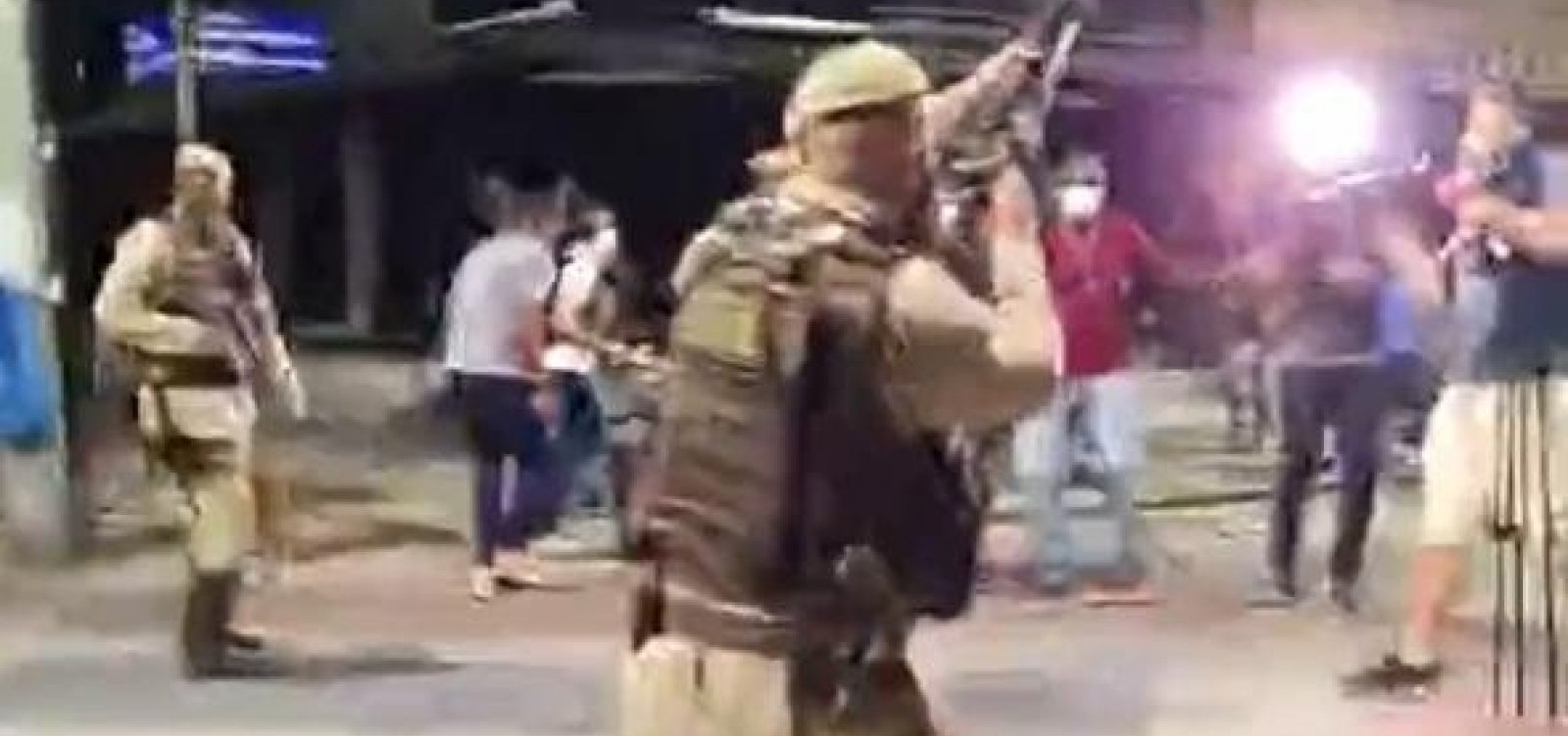Com disparos para cima, policiais tentam intimidar a imprensa durante cobertura na Barra; vídeo