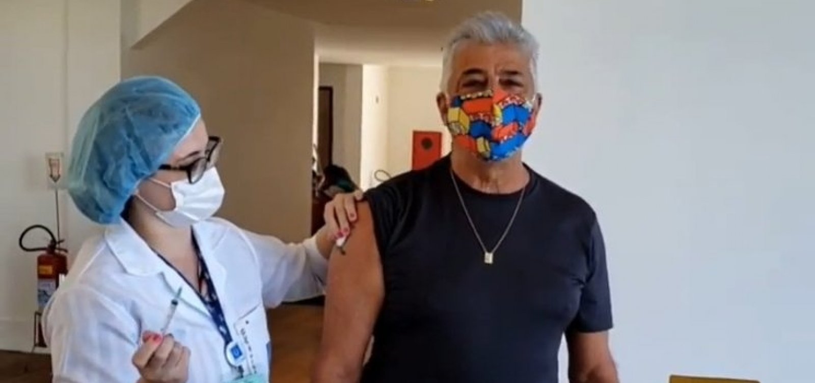 Lulu Santos recebe a primeira dose de vacina contra a covid