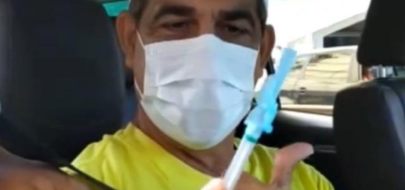 Vocalista do Asa de Águia, Durval Lélys é vacinado contra Covid-19 em Salvador