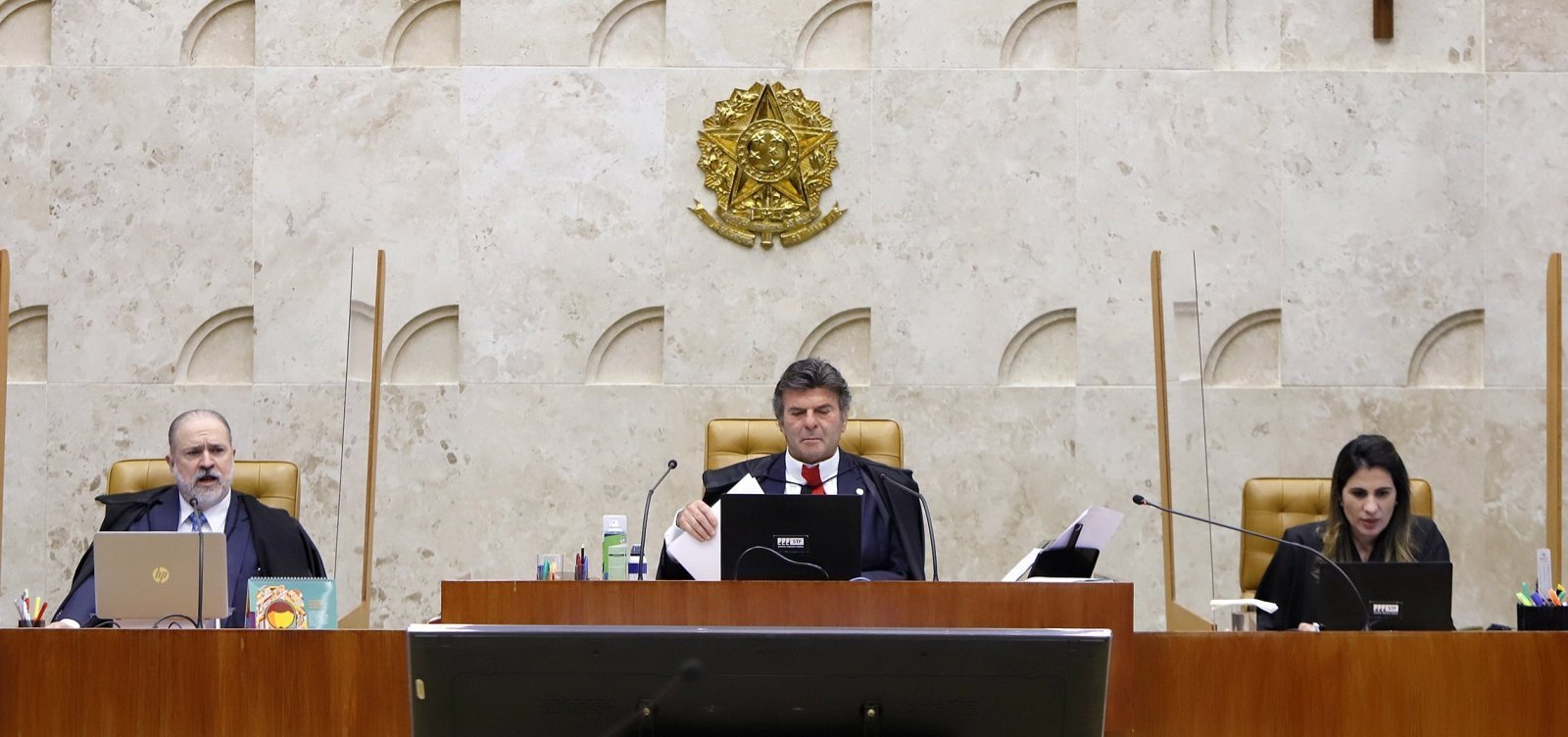 Ministros do STF criticam decisão de Kassio Nunes que liberou cultos religiosos